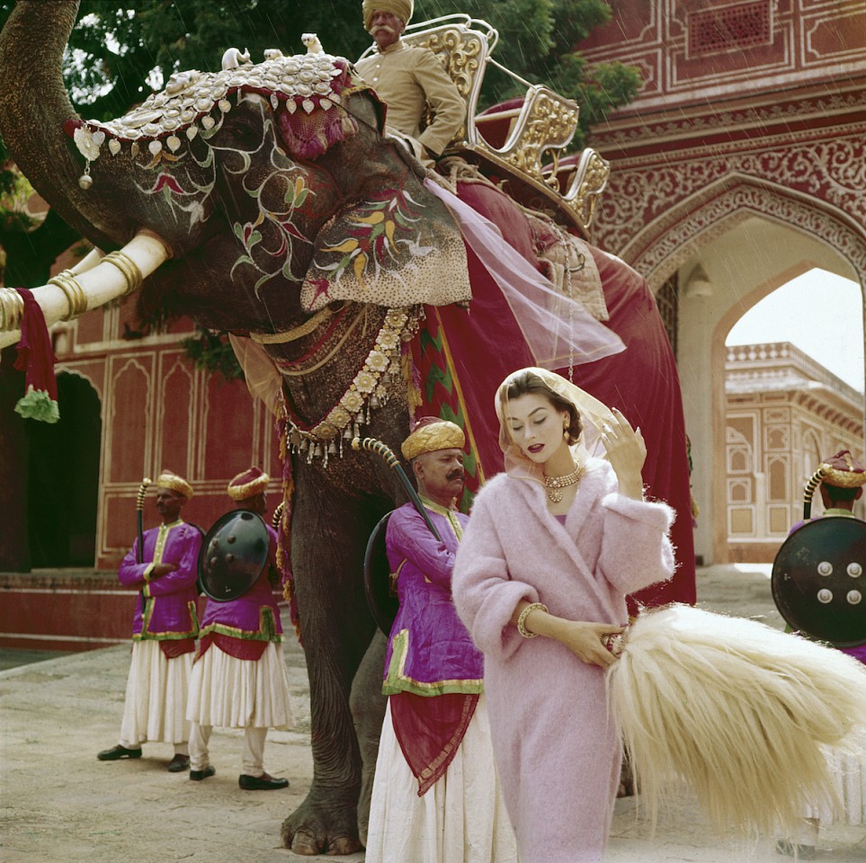 Norman PARKINSON, Anne Gunning in a pink mohair coat outside the City Palace, Jaipur, India, Vogue
November 1956, Digital C-type print on Fuji Crystal Archive paper