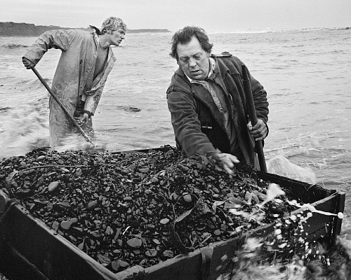 Unidentified man and Brian Laidler, Seacoal Beach, Lynemouth, January, 1984 © Chris Killip Photography Trust/Magnum Photos